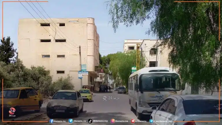 من أمام مشفى درعا الوطني في مدينة درعا.