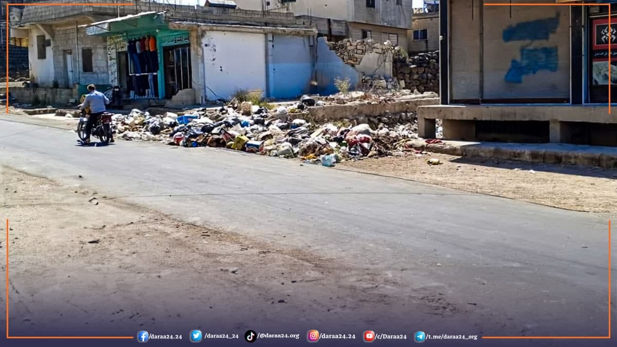 تجمع القمامة في شوارع مدينة جاسم في الريف الشمالي من محافظة درعا