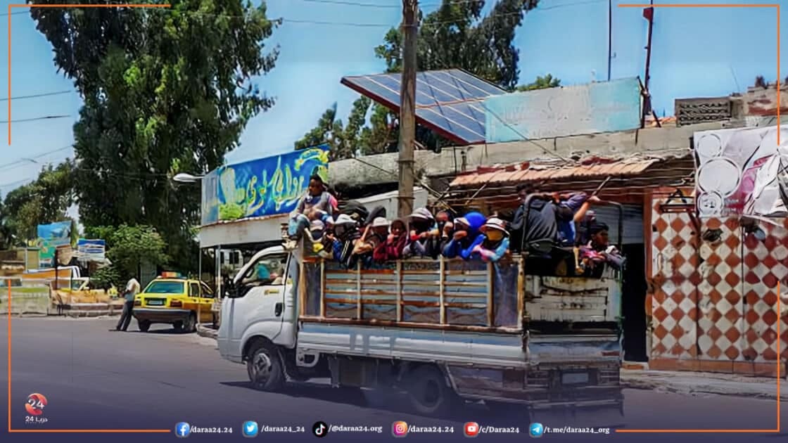 عمال بطريقهم للعمل في أحد المشاريع الزراعية في مدينة نوى في الريف الغربي