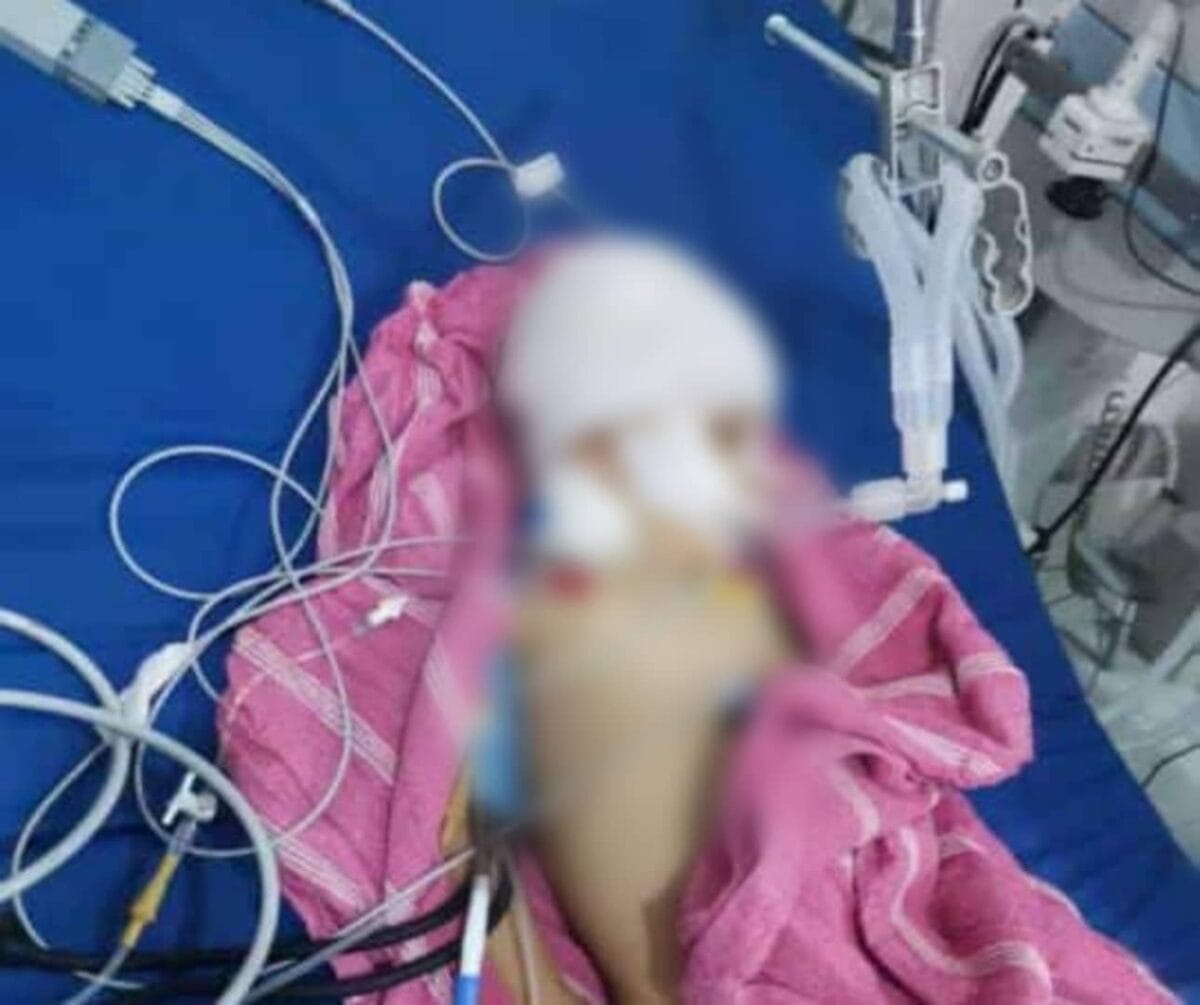 الطفل الذي تُوفي متأثراً بجراحه أثناء تواجده في أحد المشافي.