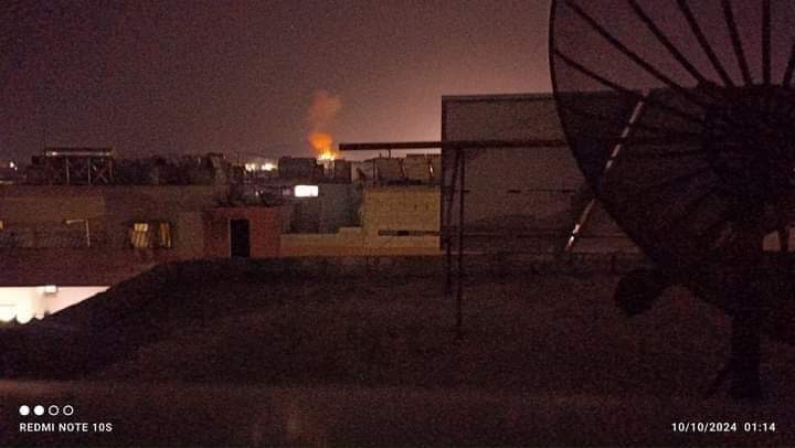 صورة الدخان المتصاعد جراء قصف إسرائيلي على حمص