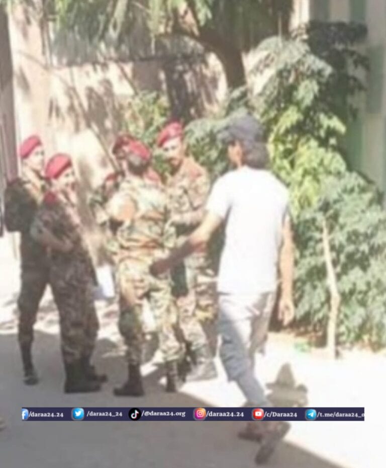 الشرطة العسكرية أمام مركز التسوية في مدينة جاسم