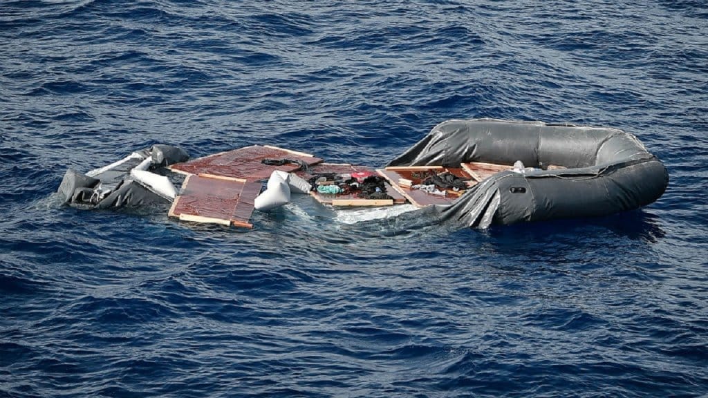 صورة تعبيرية: بقايا قارب مهاجرين بعد غرقه