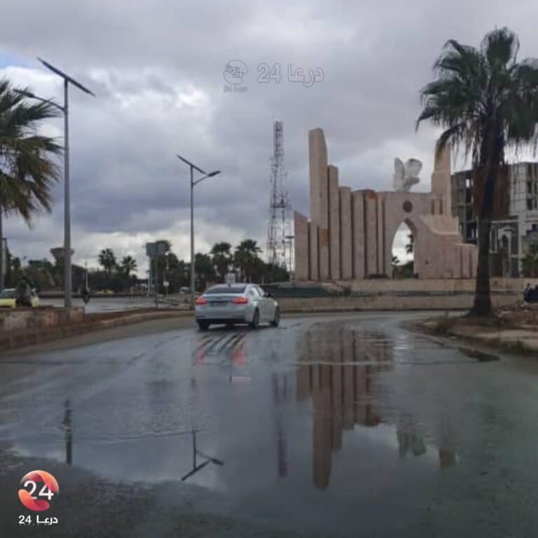 دوار الحمامة في مدينة درعا صباح ليلة ماطرة (يوم الثلاثاء 26 تشرين الثاني / نوفمبر 2024).