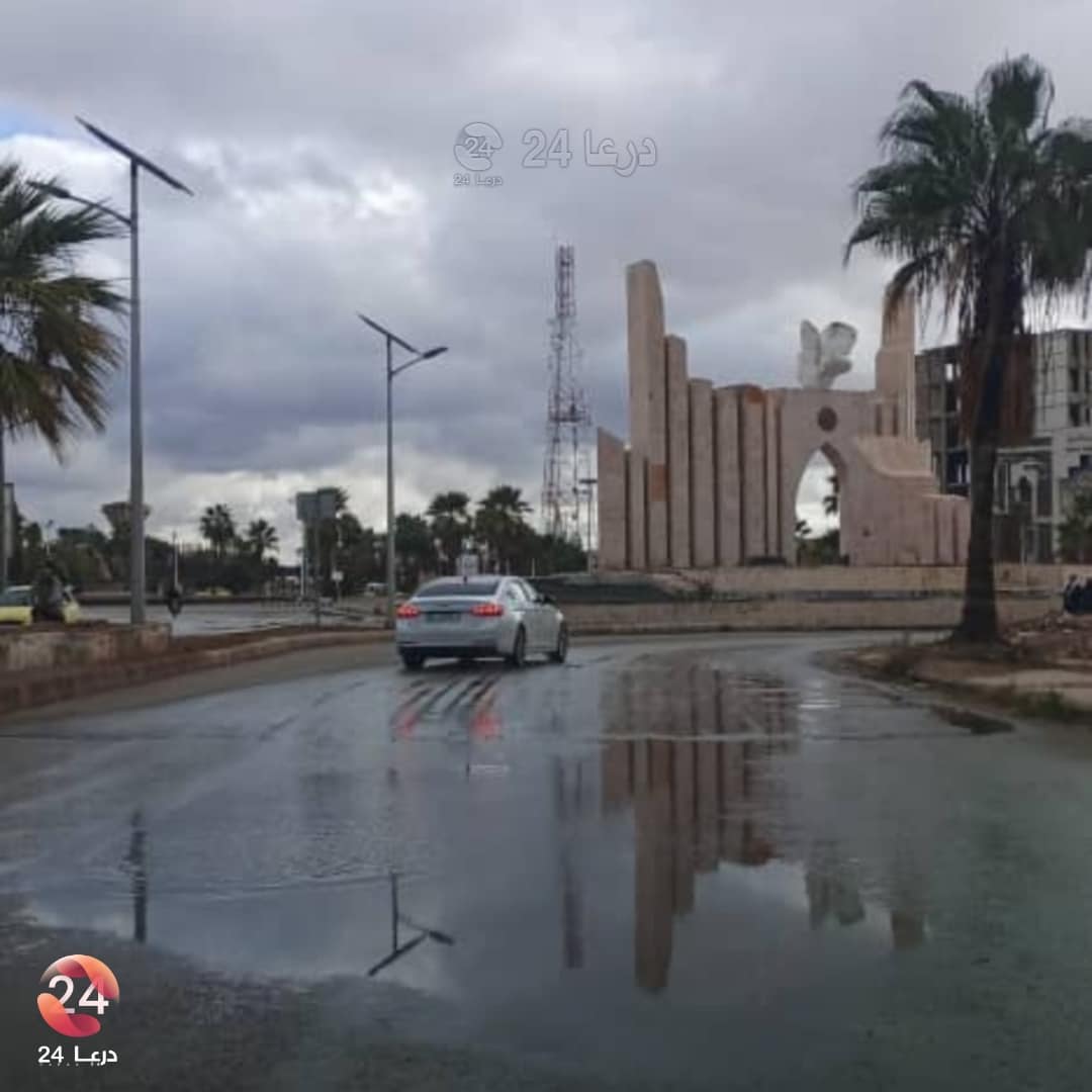 دوار الحمامة في مدينة درعا صباح ليلة ماطرة (يوم الثلاثاء 26 تشرين الثاني / نوفمبر 2024).