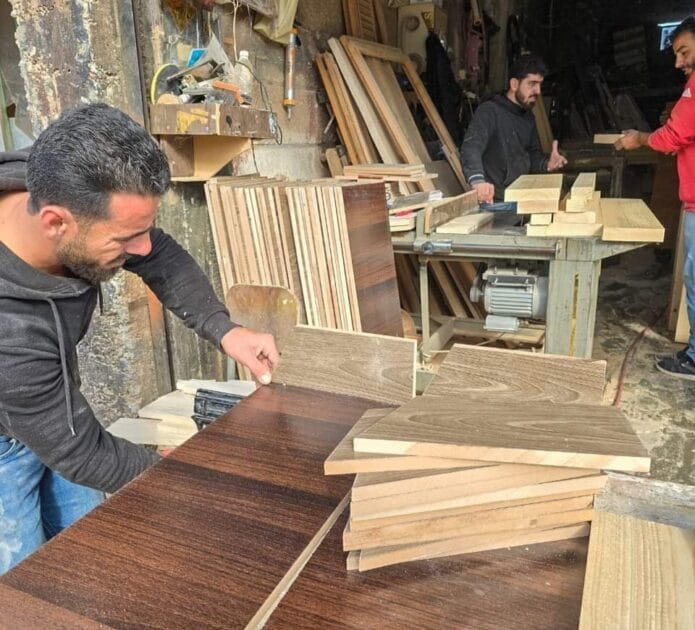 تصنيع مقاعد للمبادرة في مدينة طفس