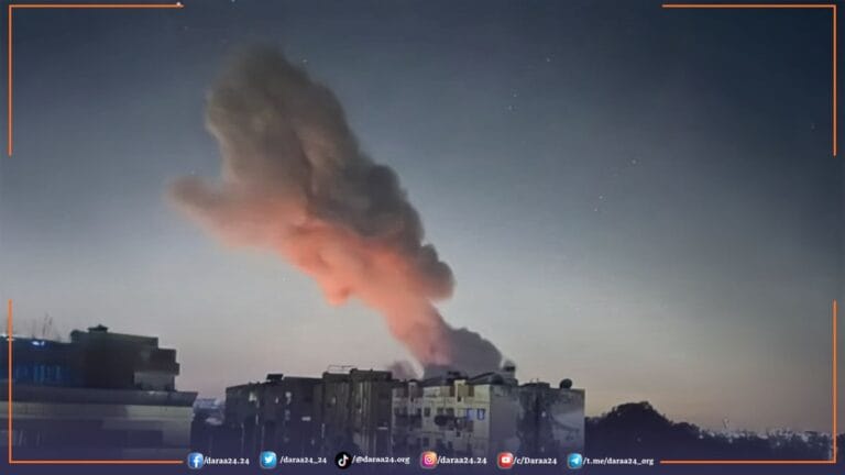 الصورة من القصف الليلي على إحدى الثكنات في مدينة درعا