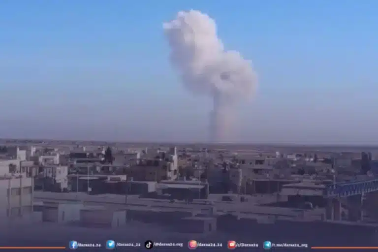 الدخان المتصاعد جراء القصف الإسرائيلي على اللواء 43 محيط بلدة بصير في الريف الشمالي من محافظة درعا