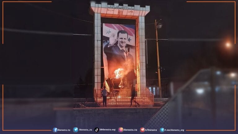 إحراق صورة بشار الأسد بعد دخول درعا المدينة