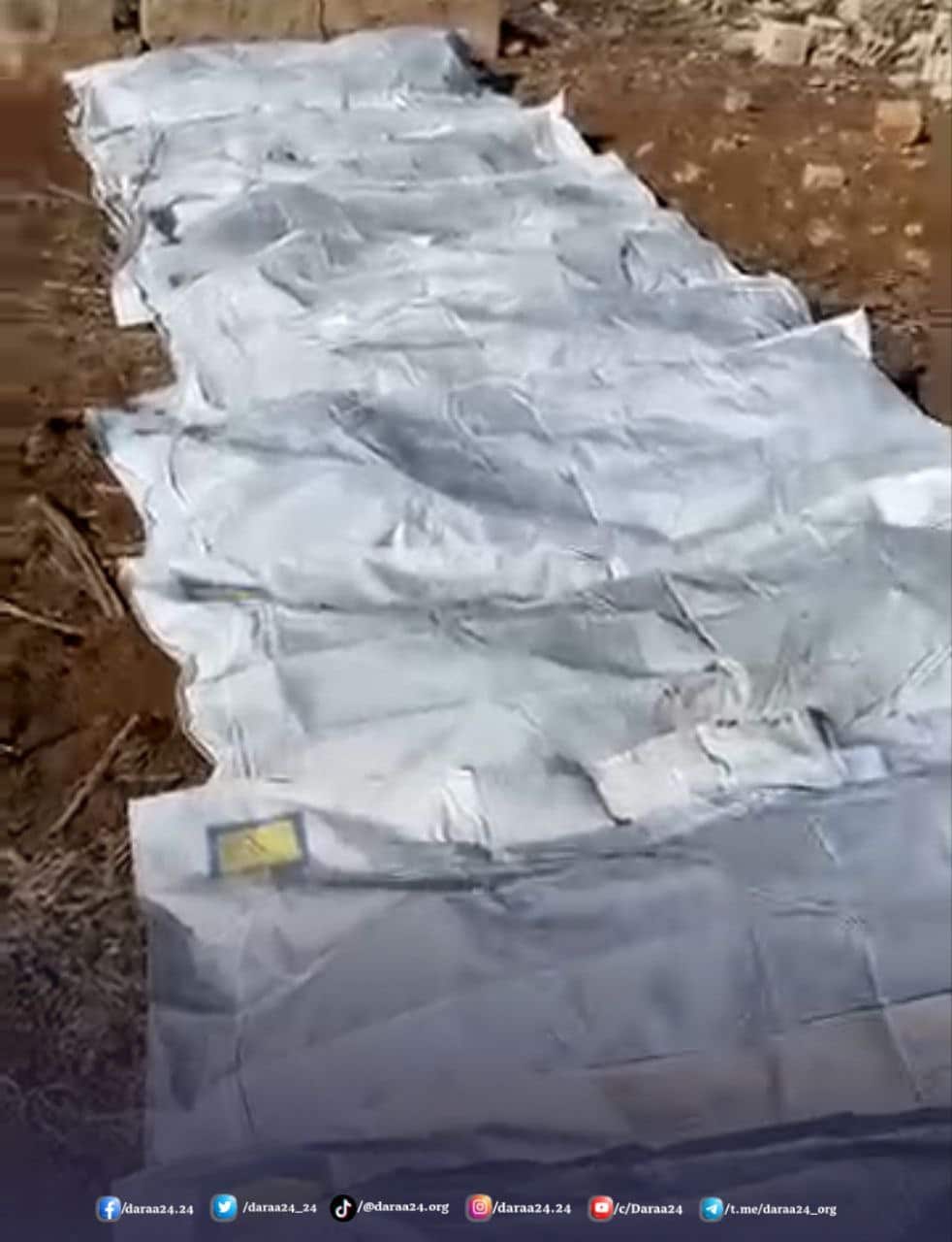 الصورة الأولية للجثث المستخرجة من مقبرة جماعية في مزرعة كانت مقراً للأمن العسكري