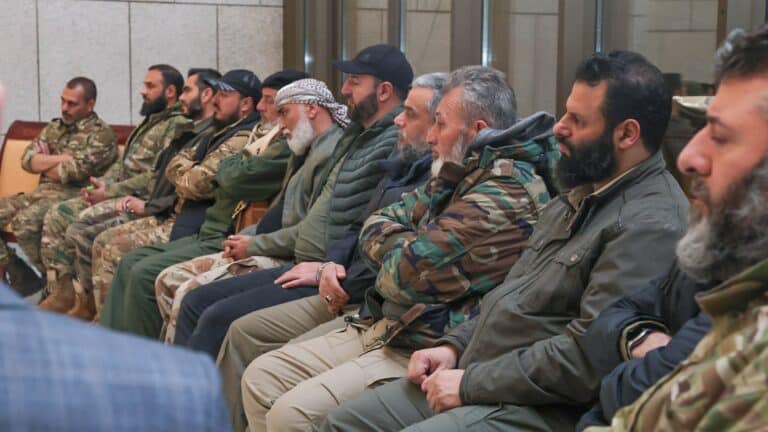 اجتماع مع إدارة العمليات العسـكرية فيه قيادات من درعا