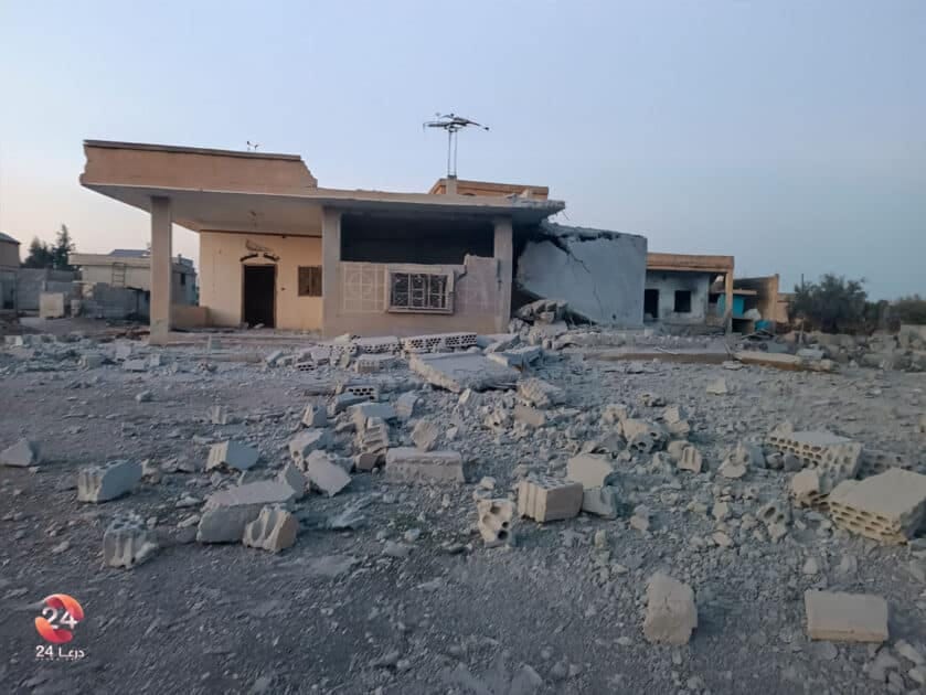 آثار القصف على منزل في بلدة ناحتة 2