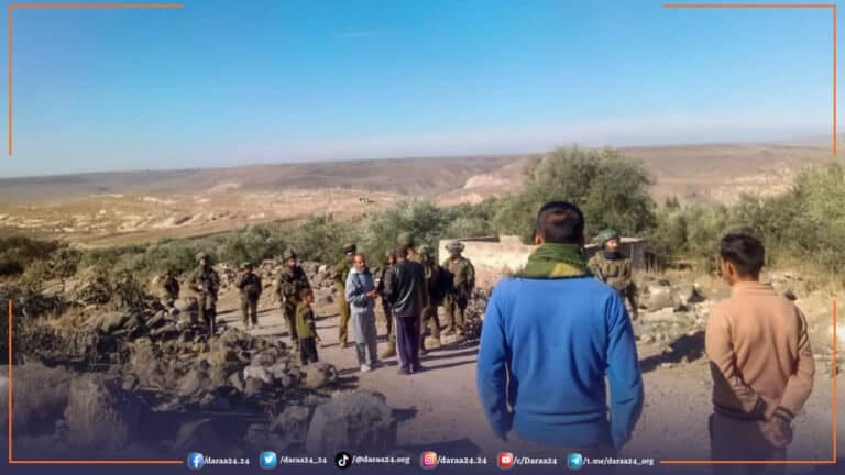 الصورة على أطراف قرية عابدين في منطقة حوض اليرموك في الريف الغربي من محافظة درعا، أثناء منع الأهالي دخول الجنود الإسـ.ـرائيـ.ـليين إلى القرية.