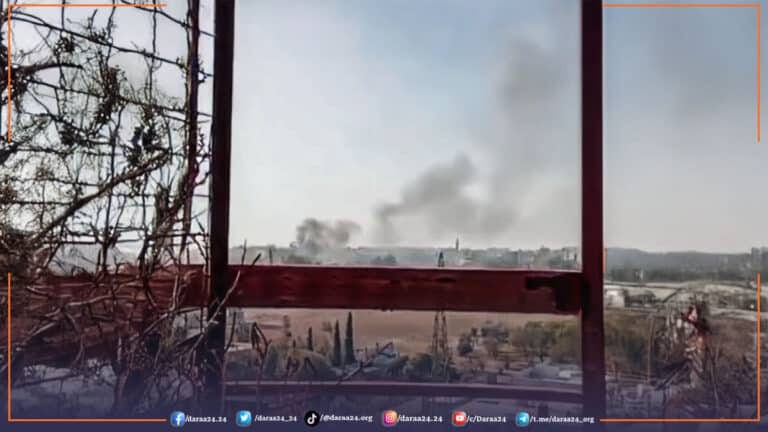 الدخان المتصاعد جراء استهداف سيارة على جسر عقربا على طريق مطار دمشق الدولي