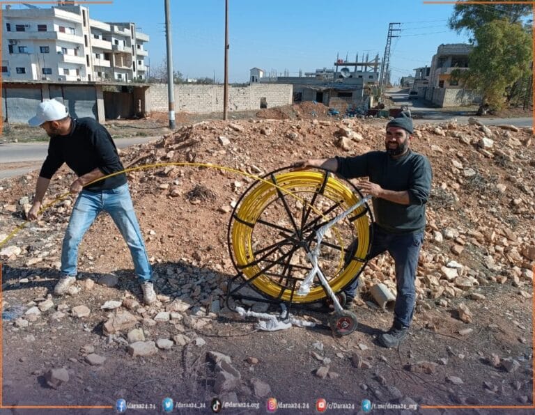 موظفو الاتصالات في درعا يحاولون إصلاح الخطوط المسروقة