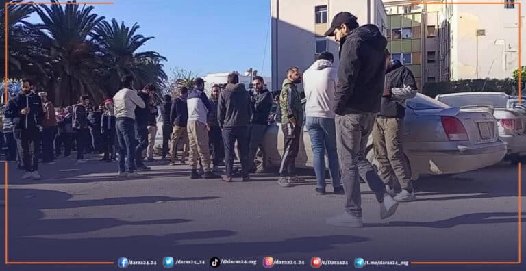 الأزمة أمام مبنى الهجرة والجوازات في طرابلس.
