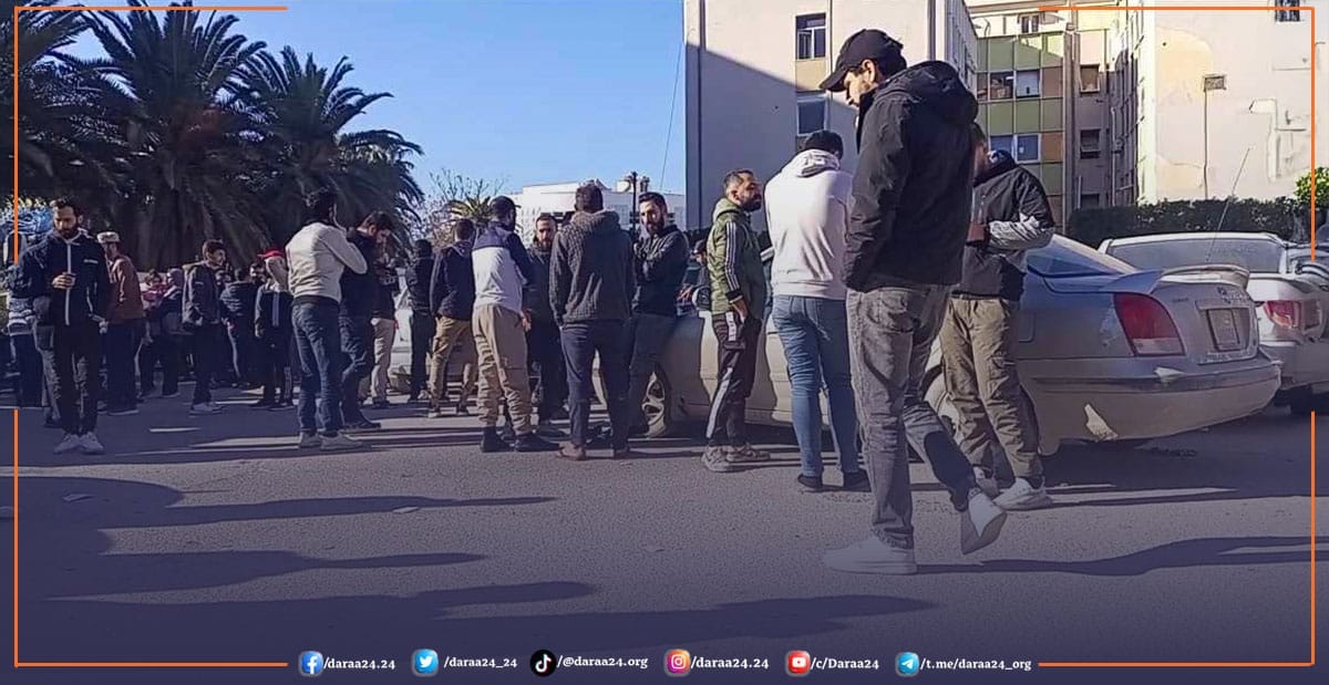 الأزمة أمام مبنى الهجرة والجوازات في طرابلس.