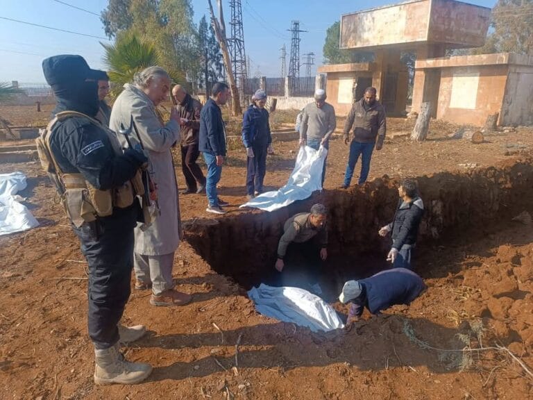 دفن جثث مجهولة الهوية عُثر عليها سابقاً في مقبرة جماعية في محيط إزرع.
