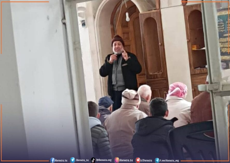 الدكتور محمد العمار يلقي كلمة في أحد المساجد في درعا
