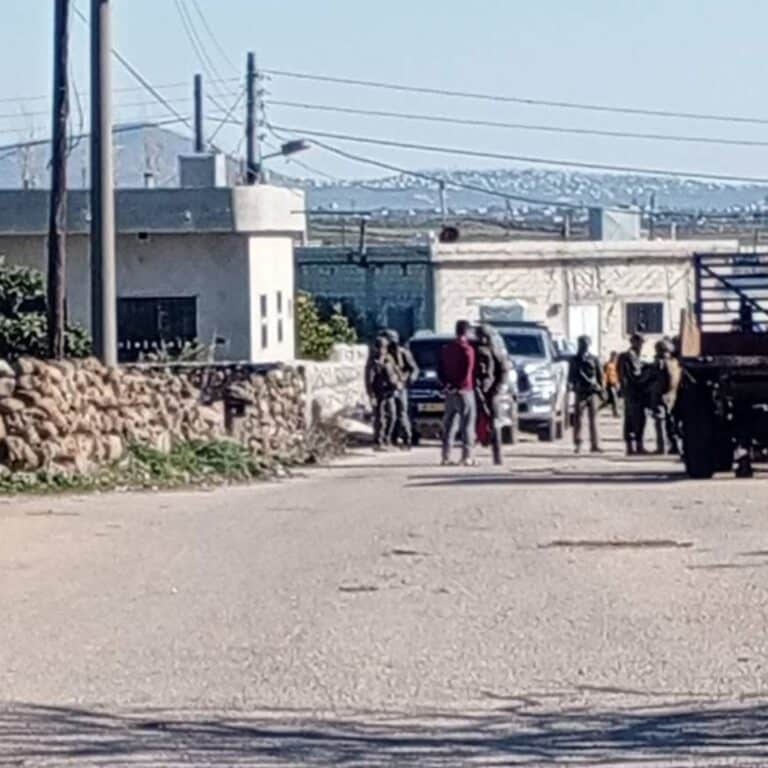 توغل إسرائيلي في ريف القنيطرة الجنوبي. تجمع جنود أمام أحد المنازل في بلدة الرفيد