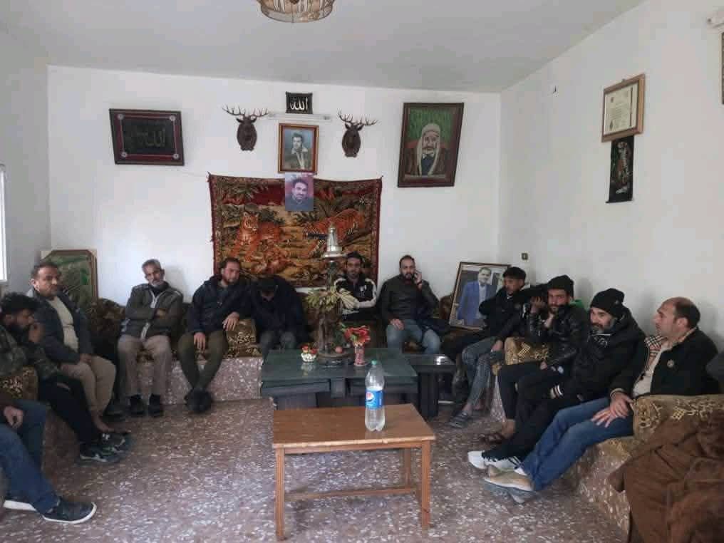 الصورة لأبناء مدينة الحراك وأبناء العشائر، أثناء تواجدهم في السويداء، حيث وصف تواجدهم هناك بأنهم كضيوف وليسوا محتجزين، إلى أن تمت أخيراً عملية الإفراج عنهم.