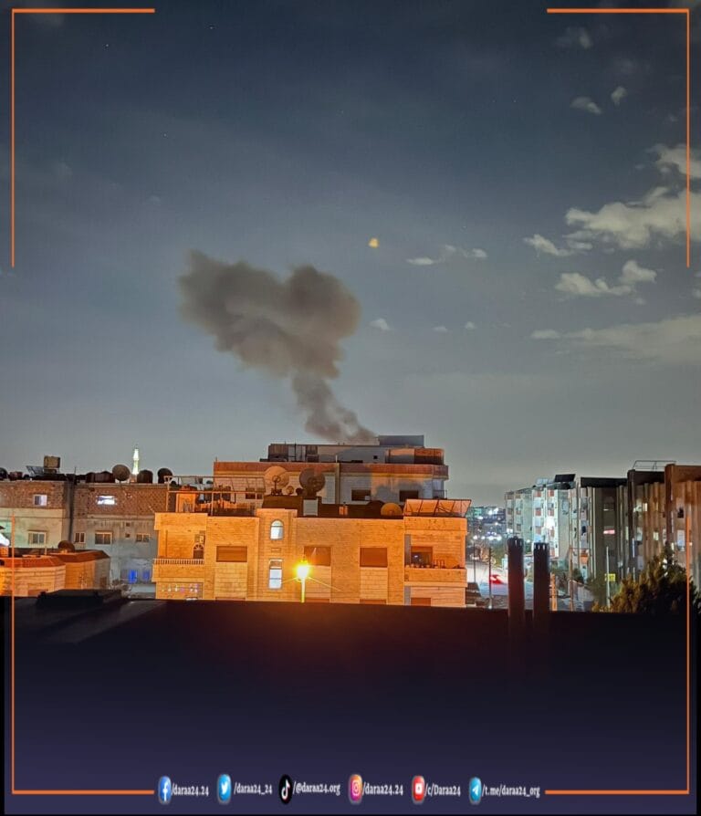 الدخان المتصاعد جراء القصف الإسرائيلي على محيط مدينة درعا