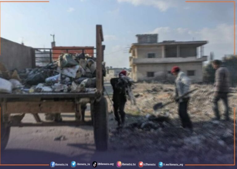 جمع القمامة في بلدة تسيل غربي درعا