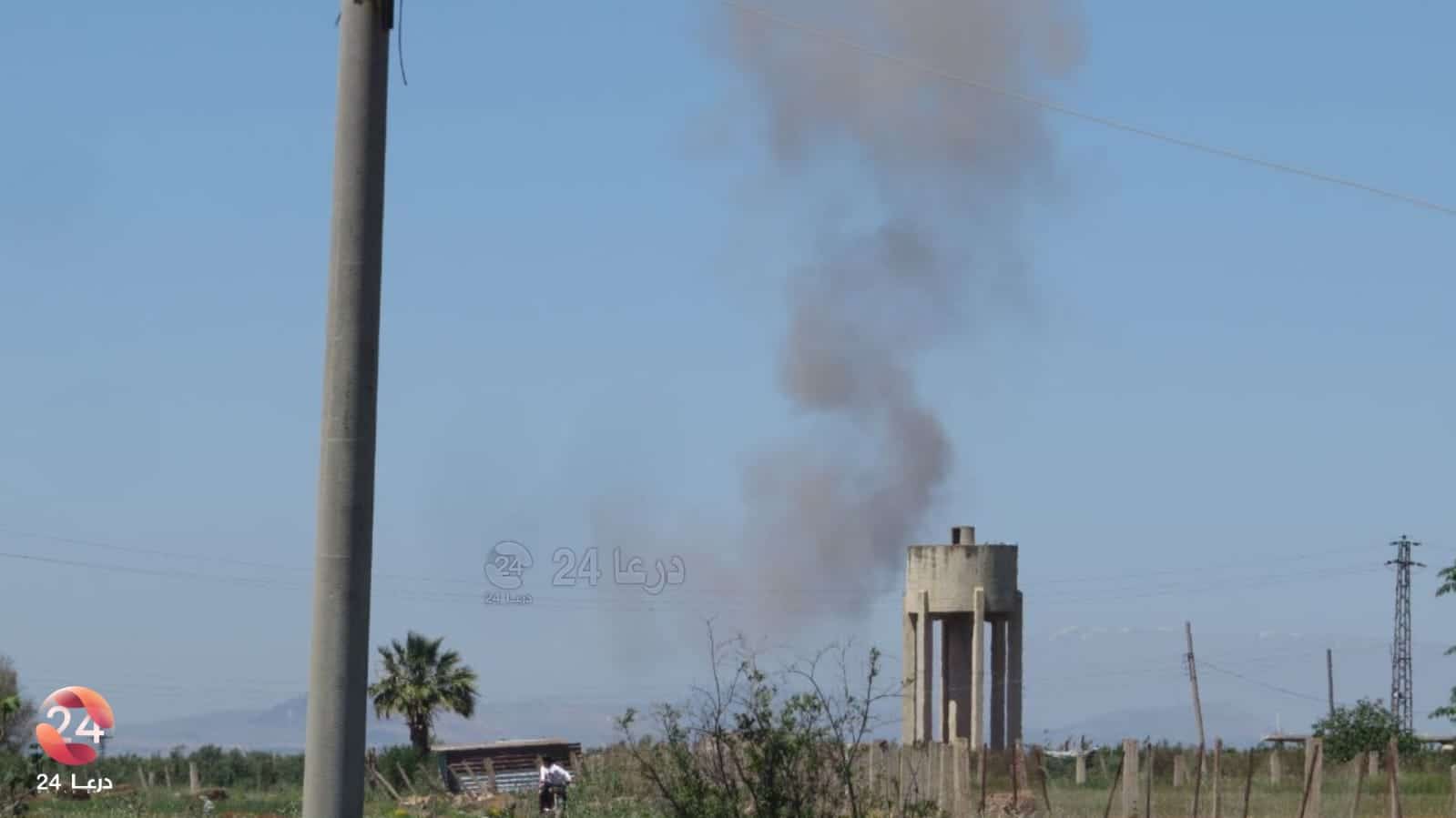 تصاعد الدخان جراء تفجير مواد من مخلفات الحرب في وادي جلين