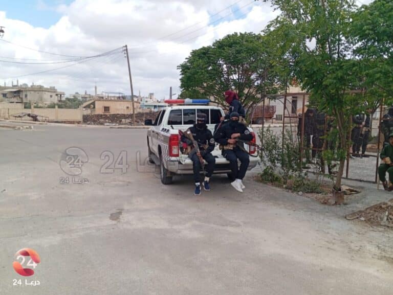 صورة من أحد الحواجز المؤقتة في مدينة بصرى الشام