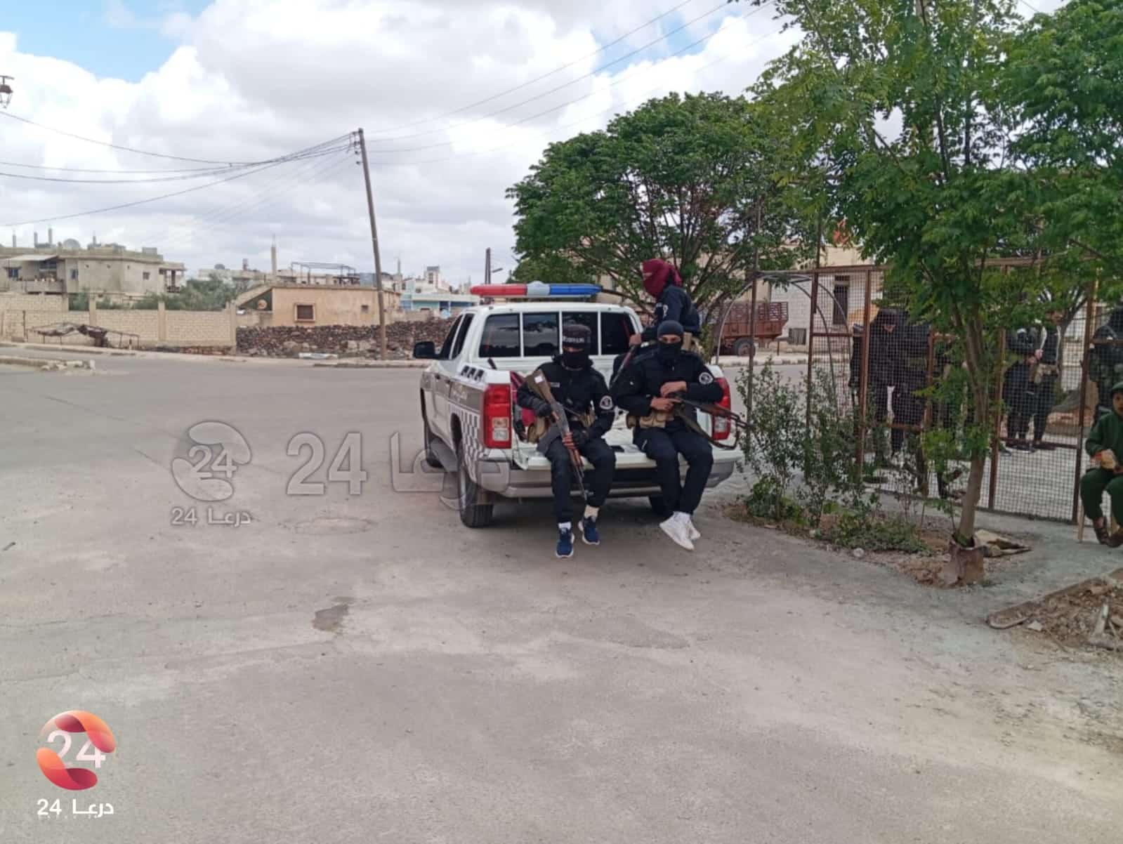 صورة من أحد الحواجز المؤقتة في مدينة بصرى الشام