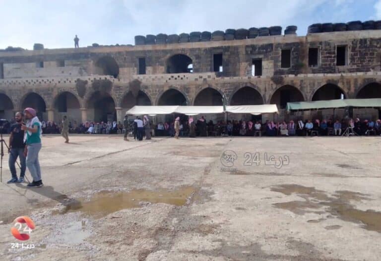 اجتماع عشائري في مبنى القلعة القديمة في المسمية منطقة اللجاة بريف درعا