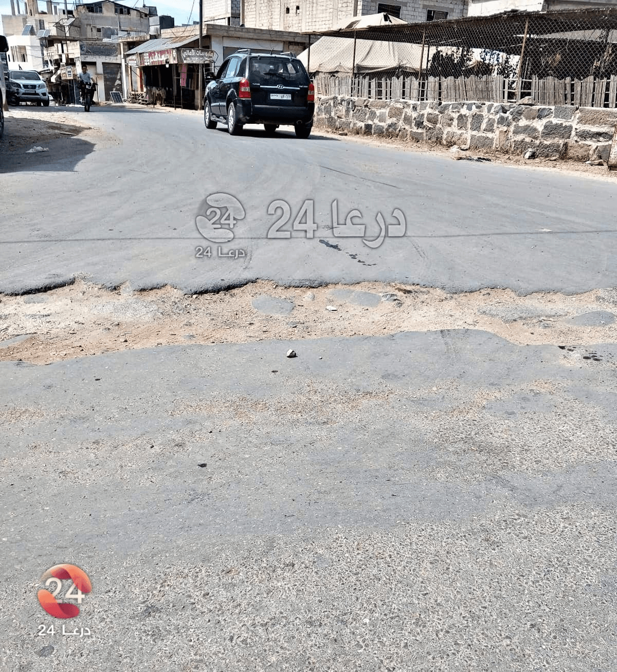 حفريات في أحد الطرق في مدينة جاسم بريف درعا الشمالي.