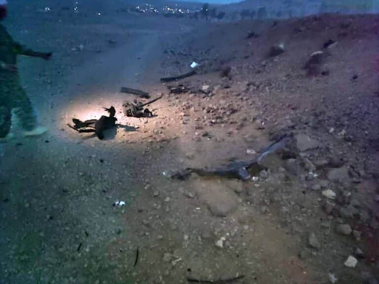 صورة من موقع الانفجار، انفجار سيارة محملة بالصواريخ على الحدود الإدارية بين محافظتي درعا وريف دمشق والتحقيقات جارية