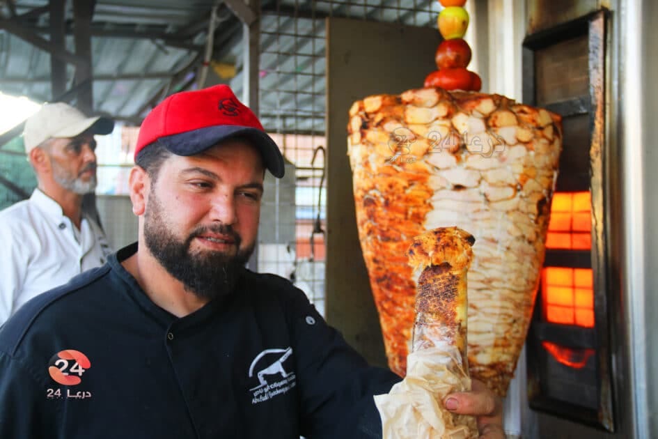الشاورما "نجمة العيد" في نوى غربي درعا: انخفاض سعرها من 25 إلى 15 ألف 48 من أحد محلات الشاورما في مدينة نوى غربي درعا