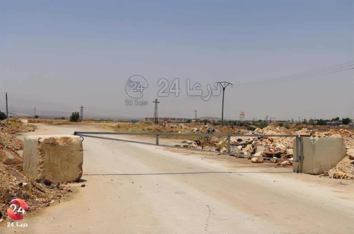 الصورة من قيام الجيش الاسرائيلي بإغلاق الطريق بين مدينة السلام وقرية الحميدية بريف محافظة القنيطرة.