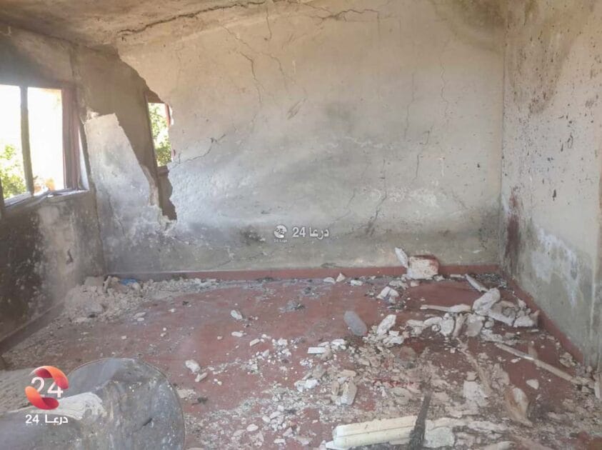 صور خاصة تُظهر المنزل الذي قصفه جيش الاحتلال الإسرائيلي بعد منتصف الليل في قرية طرنجة بريف القنيطرة الشمالي، ما أدى إلى ارتقاء الشاب "رامي غانم".