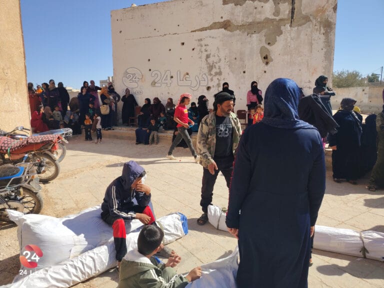 توزيع خيم لمهجّرين من السويداء في بلدة معربة شرقي درعا. 1 توزيع خيم لمهجّرين من السويداء في بلدة معربة شرقي درعا.
