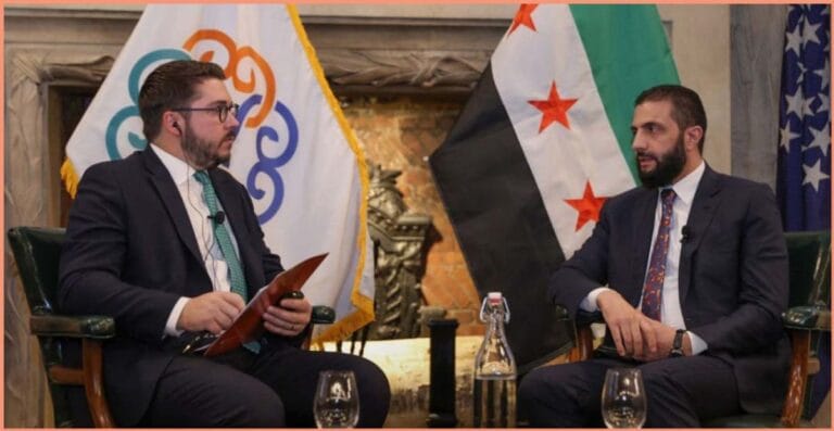 الرئيس أحمد الشرع خلال جلسة حوارية في معهد الشرق الأوسط بنيويورك