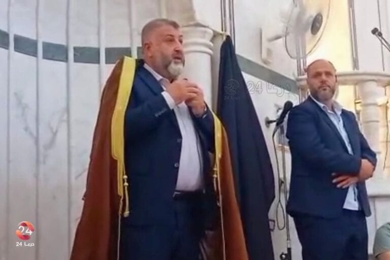زيارة محافظ درعا إلى خربة غزالة: وعود بمشاريع وإصلاحات 5 محافظ درعا من المسجد الكبير يخاطب أهالي بلدة خربة غزالة