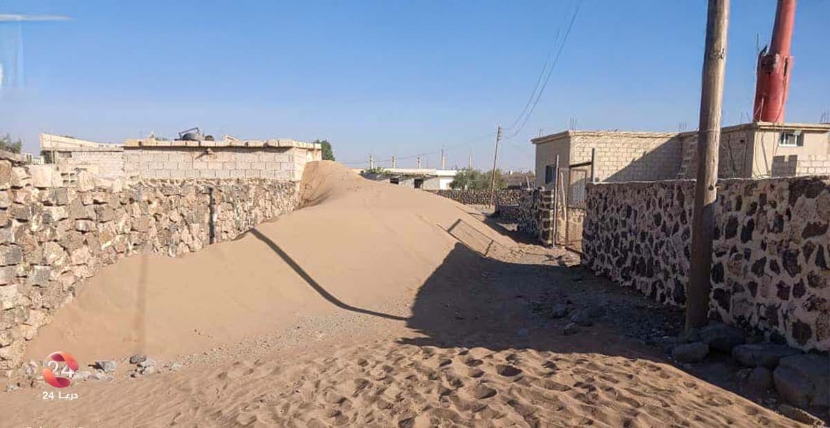 قرية بويضان في ريف درعا تغرق بالرمال.. وأهالٍ يطالبون بحلّ جذري