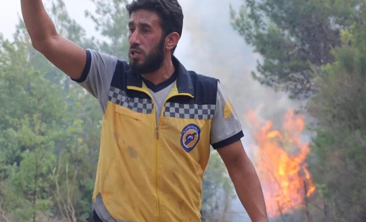 حمزة العمارين خلال إخماد حرائق في الساحل السوري.