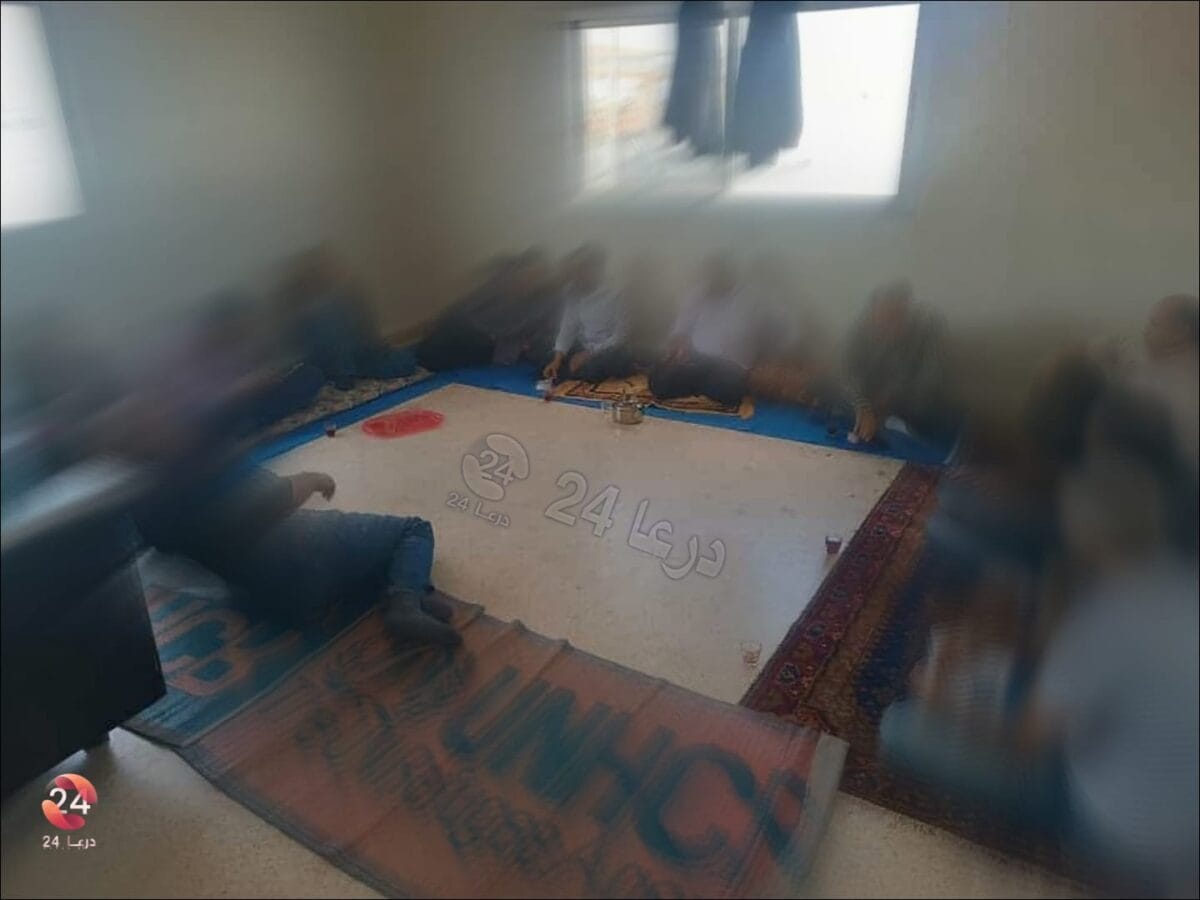 شكاوى من موظفين في فرع محروقات درعا: “جلسنا على الحصر بدل المكاتب” 1 الغرفة التي يداوم فيها الموظفون بفرع محروقات إزرع بدرعا