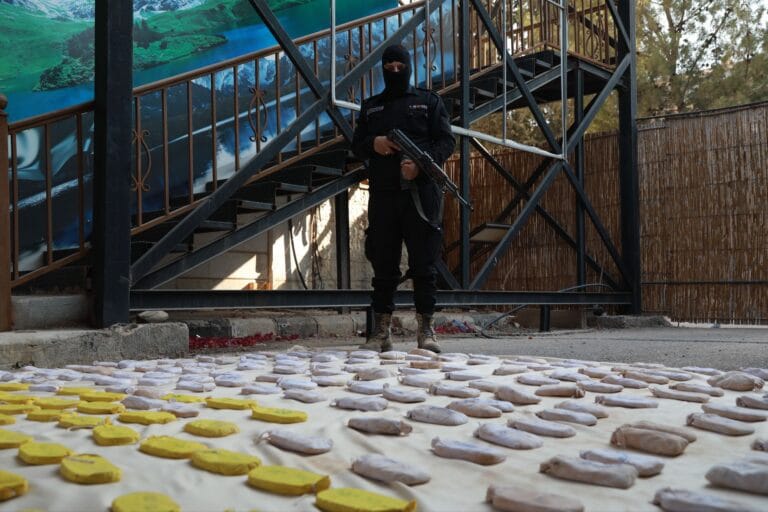 الداخلية تُعلن القبض على متورط في تهريب المخدرات