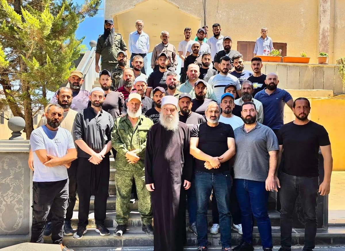 حكمت الهجري برفقة عناصر من ما يسمى الحرس الوطني