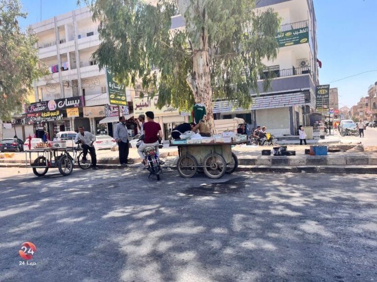 بسطات شعبية أمام المجمّع الحكومي في مدينة درعا