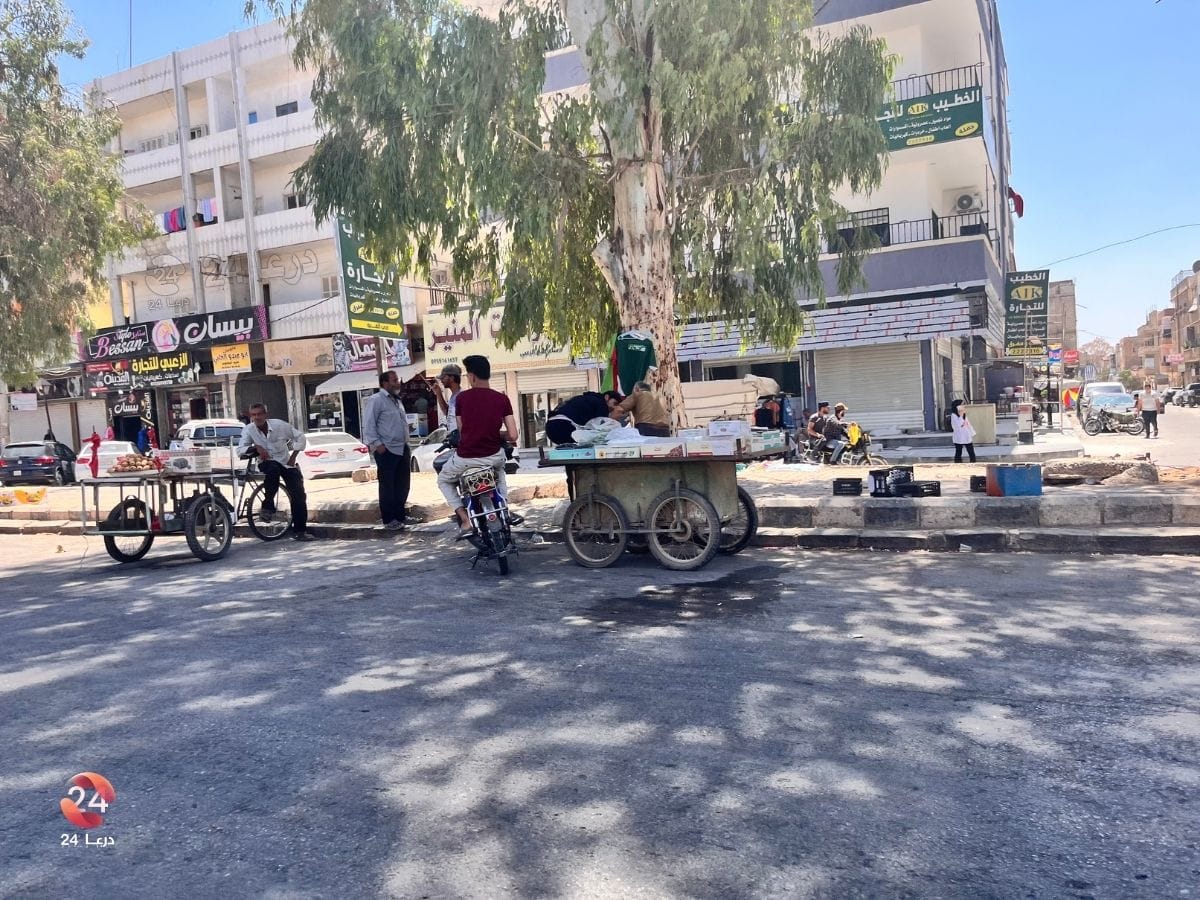 بسطات شعبية أمام المجمّع الحكومي في مدينة درعا