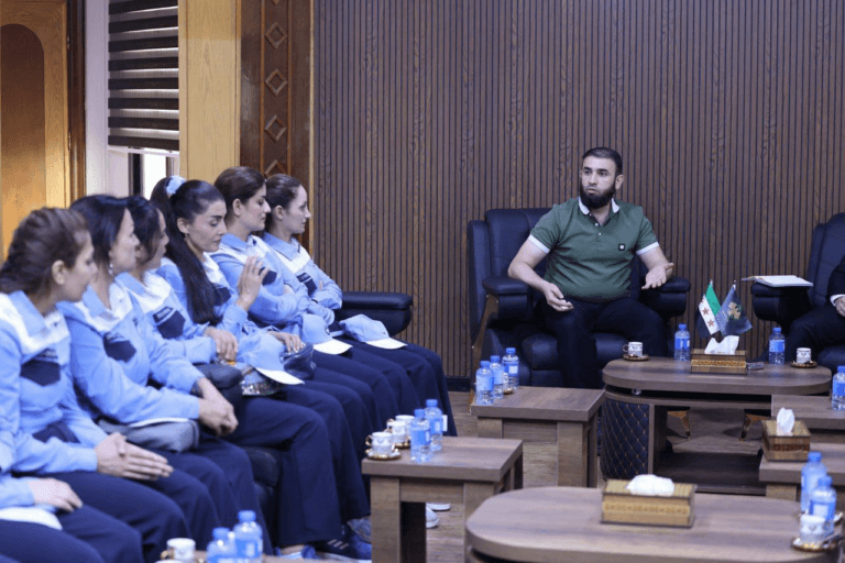 محافظة اللاذقية توضح تعميم "المكياج" بعد جدل واسع على مواقع التواصل 1 الصورة تضم عناصر نسائية من الشرطة السياحية في اللاذقية