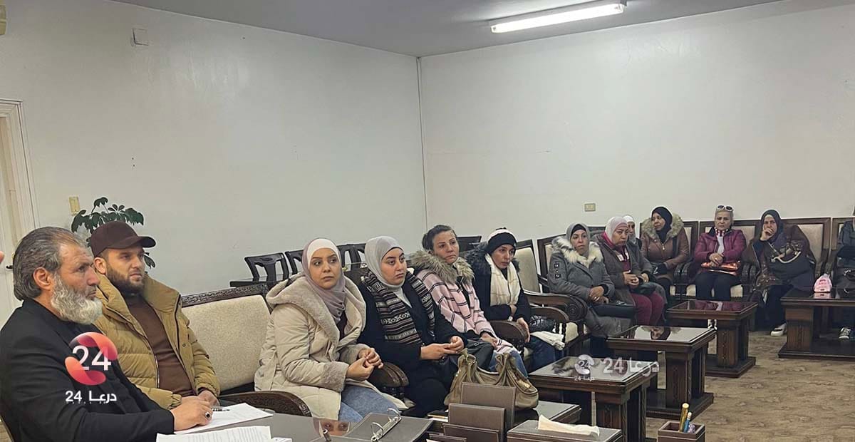 فصل تعسفي يطال 65 موظفًا في مركز البحوث العلمية بالقنيطرة 2 صور من اجتماع موظفين مفصولين من مديرية البحوث العلمية الزراعية بالقنيطرة مع رئيس التجمع، ومدير منطقة تجمعات أبناء الجولان 2