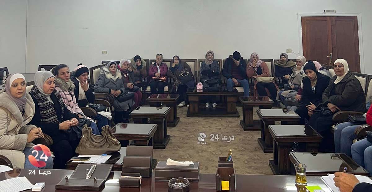 فصل تعسفي يطال 65 موظفًا في مركز البحوث العلمية بالقنيطرة 3 صور من اجتماع موظفين مفصولين من مديرية البحوث العلمية الزراعية بالقنيطرة مع رئيس التجمع، ومدير منطقة تجمعات أبناء الجولان 3