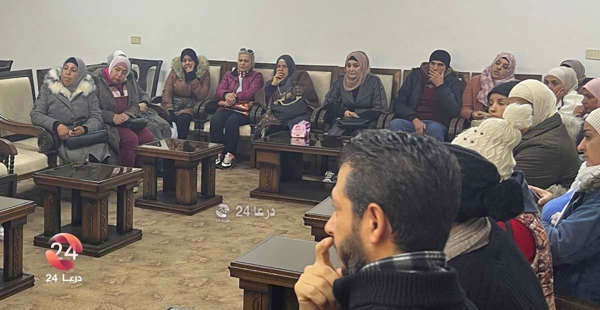 فصل تعسفي يطال 65 موظفًا في مركز البحوث العلمية بالقنيطرة 4 صور من اجتماع موظفين مفصولين من مديرية البحوث العلمية الزراعية بالقنيطرة مع رئيس التجمع، ومدير منطقة تجمعات أبناء الجولان 4